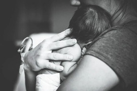 Dân mạng đau xót trước cái chết của em bé phải sinh mổ sớm để trúng 'ngày đẹp'