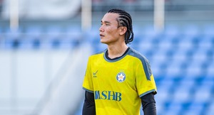 Thủ môn Bùi Tiến Dũng đổi kiểu tóc dị biệt nhất V.League