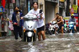 Đường Hà Nội ngập nửa mét sau mưa lớn, loạt xe chết máy