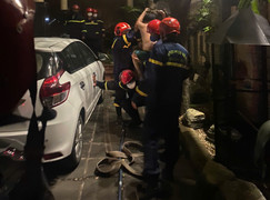 Cứu 5 người mắc kẹt trong căn biệt thự bốc cháy giữa đêm