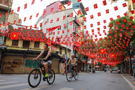 Phố phường Hà Nội rợp sắc cờ đỏ sao vàng, hướng về ngày Quốc khánh 2/9