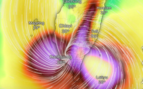 Bão Podul đổ bộ Đài Loan: Hơn 100 người bị thương, 8.000 người phải sơ tán