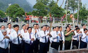 Tổng Bí thư dâng hương tưởng niệm Chủ tịch Hồ Chí Minh và các tiền bối cách mạng