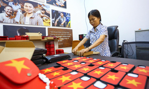 Độc đáo túi xách, ốp điện thoại hình cờ Tổ quốc của những người thợ khuyết tật