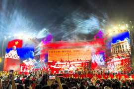 Mãn nhãn 3D mapping khổng lồ kết hợp pháo hoa rực sáng lung linh ở Hà Nội