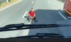 Phụ xe ngang nhiên ngồi giữa Quốc lộ, hăm dọa tài xế xe khách khác