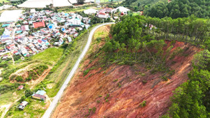 Cận cảnh quả đồi sạt lở, chờ chực đổ ập xuống khu dân cư ở Lâm Đồng