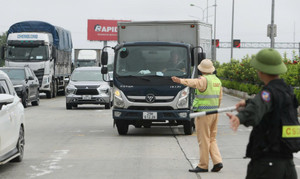 Ngày đầu thí điểm phân làn cao tốc, CSGT phát loa nhắc xe tải không đi vào làn 1