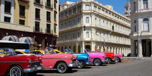 Những mẫu xe cổ huyền thoại vẫn chạy bon bon trên đường phố Cuba