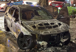 Ô tô BMW cháy ngụt ngụt trên phố Hà Nội