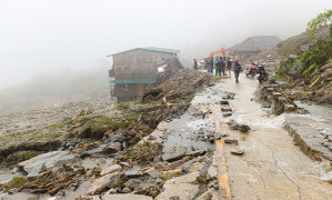 Đêm nay, mưa lớn bao trùm hầu khắp cả nước, 15 tỉnh nguy cơ lũ quét và sạt lở