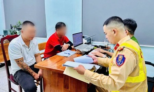 Phụ xe ngang nhiên ngồi giữa Quốc lộ, chặn đầu xe khác: Do tranh giành khách