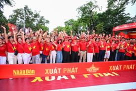 Nghìn người mặc áo cờ đỏ sao vàng đi bộ vì Việt Nam đoàn kết, hùng cường