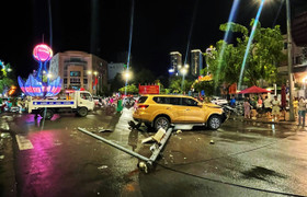 Ô tô 7 chỗ lao lên vỉa hè, tông gãy trụ camera giao thông ở Nha Trang