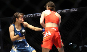 Cận cảnh 'nữ chiến binh' Việt Nam đấm túi bụi, lên gối hạ gục võ sĩ Nga
