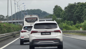 Xử phạt 23 triệu đồng tài xế ô tô che biển số bằng dòng chữ 'Happy Wedding'