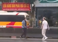 Tài xế xe buýt tấn công hành khách khi bị chụp ảnh xe lạng lách