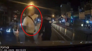 Người đi xe máy ngã vào taxi rồi hành hung tài xế ở TP.HCM