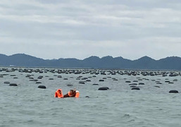 Bè mảng chở 17 ngư dân bị dông lốc đánh chìm, 2 người tử vong