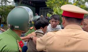 Công an Lâm Đồng truy bắt 3 người trên ô tô ‘thông chốt’, va chạm 2 xe máy