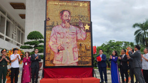 Chiêm ngưỡng tranh sơn mài cao 2,4m vẽ Bác Hồ trưng bày ở Bảo tàng Hồ Chí Minh