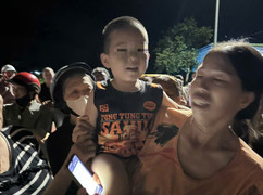 Mẹ òa khóc khi gặp lại con trai 3 tuổi đi lạc trong rẫy vắng