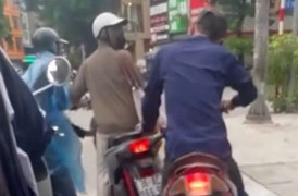 Bắt giữ 2 kẻ dàn cảnh va chạm xe, trộm điện thoại iPhone 15 Pro Max 