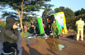 Xe khách chở 40 người lật nghiêng tại Đắk Lắk, 14 hành khách bị thương