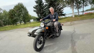 Tổng thống Putin tặng xe máy Ural cho một công dân Mỹ