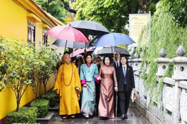 Phu nhân Chủ tịch nước và Hoàng hậu Bhutan dâng hương tại chùa Trấn Quốc