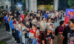 Tối muộn, dòng người vẫn nối dài chờ trải nghiệm 'Trở về thời khắc thiêng liêng'