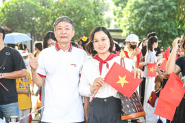 4h sáng, hàng trăm người dân háo hức chờ 'xuyên không' về thời khắc thiêng liêng