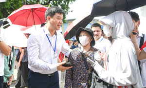 Thời tiết nắng gắt, người dân được hỗ trợ chu đáo tại trải nghiệm 'xuyên không'