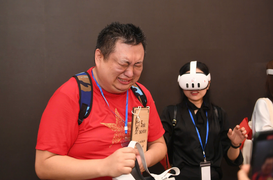 Du khách Hàn Quốc khóc nức nở khi 'gặp' Bác Hồ trên Quảng trường Ba Đình 1945