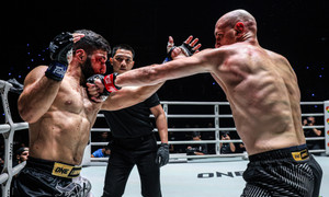 Võ sĩ đấm trượt rồi gục ngã, tua chậm mới phát hiện đòn 'kết liễu'