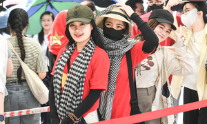 Giới trẻ xếp hàng dài chờ 'xuyên không' trở về thời khắc thiêng liêng 