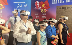 Bạn bè quốc tế xúc động 'xuyên không' về thời khắc Bác Hồ đọc Tuyên ngôn độc lập