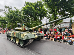 Dàn xe tăng tiến về Quảng trường Ba Đình, chuẩn bị tổng hợp luyện diễu binh