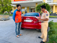 Xử phạt nam thanh niên lái ô tô kéo xe tự chế chạy trên phố để quay TikTok