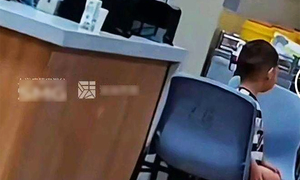 Mẹ đột tử, cậu bé 2 tuổi sống bên thi thể nhiều ngày trước khi bố đón về nuôi
