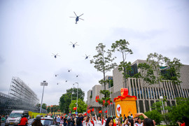 Mãn nhãn dàn trực thăng quân sự luyện bay trên Quảng trường Ba Đình