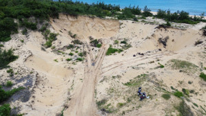 Cận cảnh đồi cát ven vịnh Lăng Cô bị 'sa tặc' đào bới tan hoang