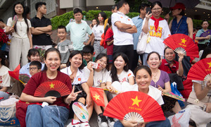 Dòng người đến từ tinh mơ, háo hức chờ xem tổng hợp luyện diễu binh ở Quảng trường Ba Đình