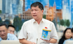 Cầm hộp sữa 'nghi là giả', đại biểu Quốc hội chất vấn trách nhiệm của bộ ngành