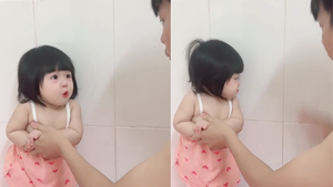 Clip em bé tròn mắt vô tội khi bị bố mắng khiến dân mạng 'cưng xỉu'