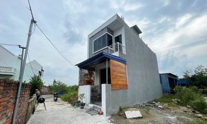 Bất ngờ bị người lạ xây nhà trên đất đã được cấp sổ đỏ, còn 'ép' bán đổi đất