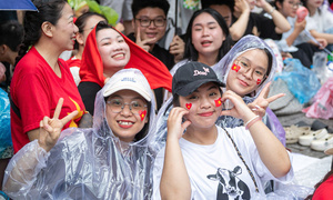 Nghìn người đội mưa, hát vang 'Như có Bác Hồ trong ngày vui đại thắng'