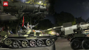 Người dân háo hức chiêm ngưỡng cận cảnh dàn khí tài 'khủng' lăn bánh trên phố