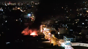 Cháy xưởng sản xuất bóng đèn ở TP.HCM, 50 cảnh sát xuyên đêm dập lửa