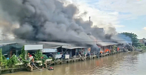 Bắt giam người đàn ông đốt nhà làm cháy lan sang 57 ki ốt tại Cà Mau